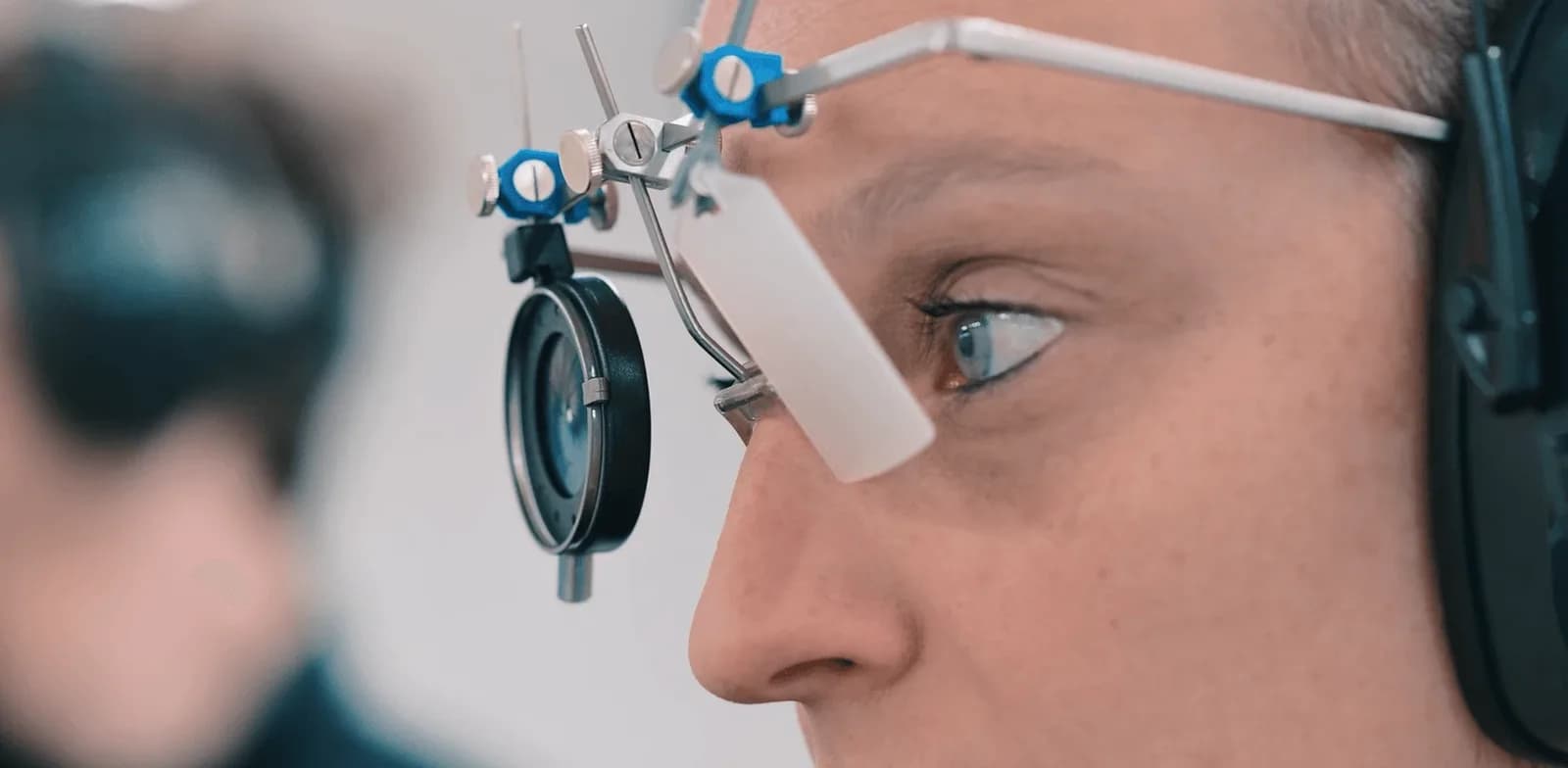 Schütze mit Schießbrille und Gehörschutz beim Zielen